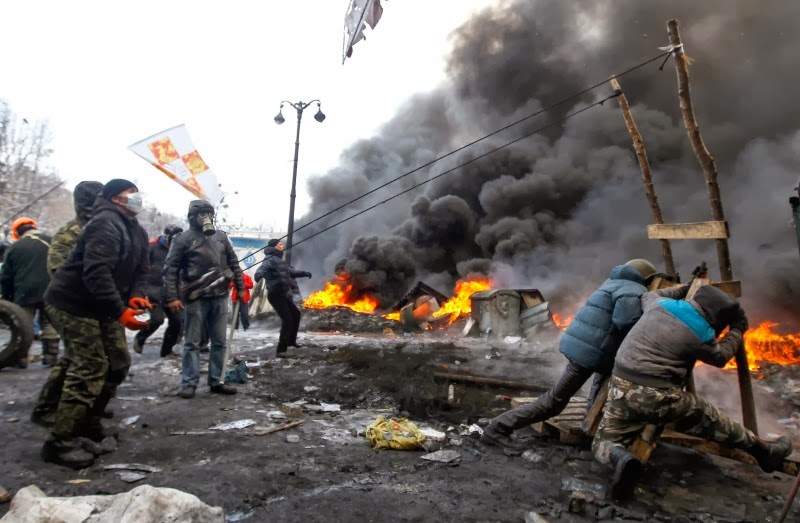 Δεκάδες άνδρες οπλισμένοι με Καλάσνικοφ στην Ουκρανία - Φωτογραφία 1