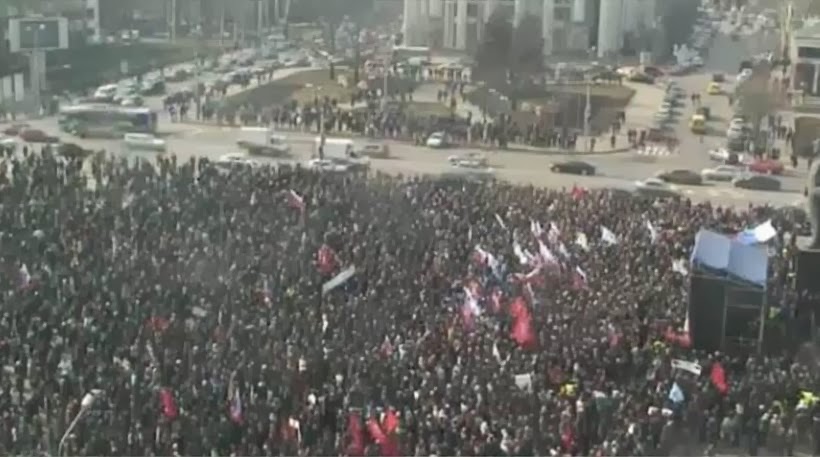 Τεράστια διαδήλωση υπέρ Γιανουκόβιτς στην Ουκρανία - Φωτογραφία 1