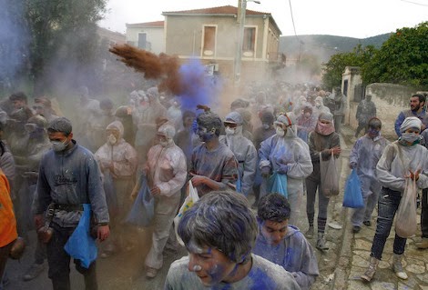 Το Γαλαξίδι κάθε Καθαρά Δευτέρα μετατρέπεται σε «πεδίο μάχης» - Τα πυρά από τα οποία δεν γλιτώνει κανείς! - Φωτογραφία 9