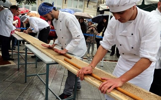 Στο Άργος έφτιαξαν το μεγαλύτερο παστέλι του κόσμου μήκους... 45 μέτρων! - Φωτογραφία 2