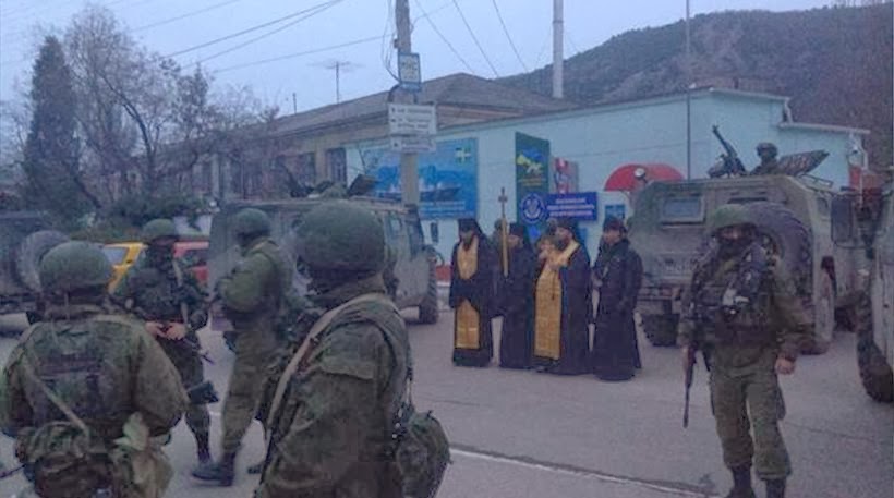 Ιερείς ευλογούν στρατιώτες στην Σεβαστούπολη - Φωτογραφία 1