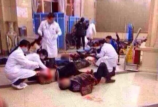 Σοκαριστικές εικόνες από το μακελειό στον σιδηροδρομικό σταθμό της Κίνας – Τουλάχιστον 33 νεκροί, ανάμεσά τους και 4 τρομοκράτες (Προσοχή σκληρές Φωτό) - Φωτογραφία 1