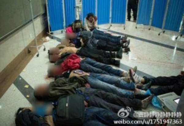Σοκαριστικές εικόνες από το μακελειό στον σιδηροδρομικό σταθμό της Κίνας – Τουλάχιστον 33 νεκροί, ανάμεσά τους και 4 τρομοκράτες (Προσοχή σκληρές Φωτό) - Φωτογραφία 2