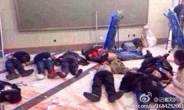 Σοκαριστικές εικόνες από το μακελειό στον σιδηροδρομικό σταθμό της Κίνας – Τουλάχιστον 33 νεκροί, ανάμεσά τους και 4 τρομοκράτες (Προσοχή σκληρές Φωτό) - Φωτογραφία 4