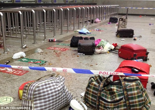 Σοκαριστικές εικόνες από το μακελειό στον σιδηροδρομικό σταθμό της Κίνας – Τουλάχιστον 33 νεκροί, ανάμεσά τους και 4 τρομοκράτες (Προσοχή σκληρές Φωτό) - Φωτογραφία 5