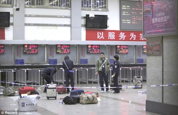 Σοκαριστικές εικόνες από το μακελειό στον σιδηροδρομικό σταθμό της Κίνας – Τουλάχιστον 33 νεκροί, ανάμεσά τους και 4 τρομοκράτες (Προσοχή σκληρές Φωτό) - Φωτογραφία 7