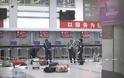 Σοκαριστικές εικόνες από το μακελειό στον σιδηροδρομικό σταθμό της Κίνας – Τουλάχιστον 33 νεκροί, ανάμεσά τους και 4 τρομοκράτες (Προσοχή σκληρές Φωτό) - Φωτογραφία 7