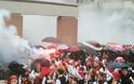 Μούσκεμα το καρναβάλι της Ξάνθης – “Χορεύοντας στη βροχή” για τους καρναβαλιστές [video]