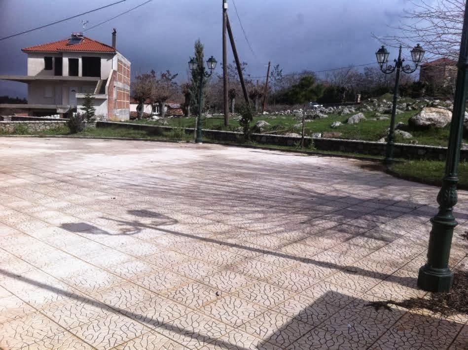 Η μοναδική πλατεία στο κόσμο που δεν έχει παγκάκια βρίσκεται στην Ελλάδα [Photos] - Φωτογραφία 1