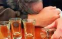 Aγρίνιο: έχασε τις αισθήσεις του απ’ την υπερβολική κατανάλωση αλκοόλ και σωριάστηκε στον πεζόδρομο