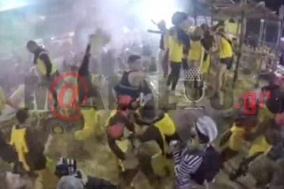 Βίντεο σοκ: Αφιονισμένοι καρναβαλιστές ποδοπάτησαν και σκότωσαν όλες τις κότες που υπήρχαν σε άρμα στο Καρναβάλι του Τυρνάβου! - Φωτογραφία 1