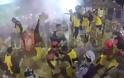 Βίντεο σοκ: Αφιονισμένοι καρναβαλιστές ποδοπάτησαν και σκότωσαν όλες τις κότες που υπήρχαν σε άρμα στο Καρναβάλι του Τυρνάβου!