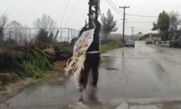 Τί σκαρφίστηκε ένας Ελληνας πατέρας για να πετάξει χαρταετό με βροχή;   [video] - Φωτογραφία 1