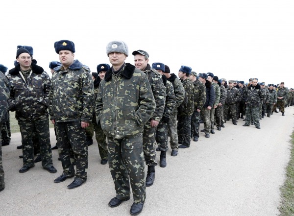 Κριμαία: Η στιγμή των πυροβολισμών από Ρώσους σε αεροπορική βάση (VIDEO) - Φωτογραφία 2