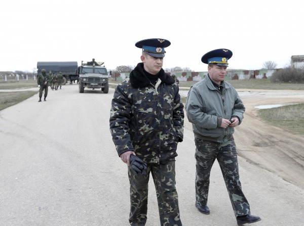 Κριμαία: Η στιγμή των πυροβολισμών από Ρώσους σε αεροπορική βάση (VIDEO) - Φωτογραφία 3