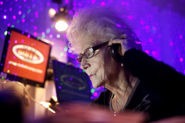 Γιαγιά ετών 73… παίζει μουσική σε κλαμπ! - Φωτογραφία 1