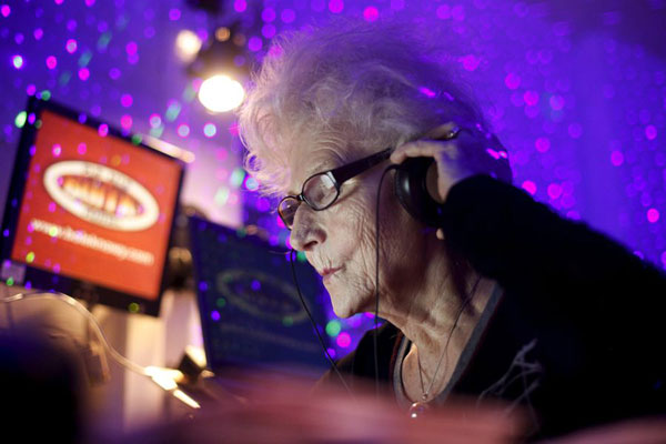 Γιαγιά ετών 73… παίζει μουσική σε κλαμπ! - Φωτογραφία 2