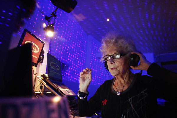 Γιαγιά ετών 73… παίζει μουσική σε κλαμπ! - Φωτογραφία 3