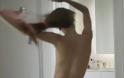 Η Μιράντα Κερ κάνει στριπτίζ, μπαίνει στη μπανιέρα και μας δείχνει όσα ποτέ ως τώρα [βίντεο] - Φωτογραφία 2