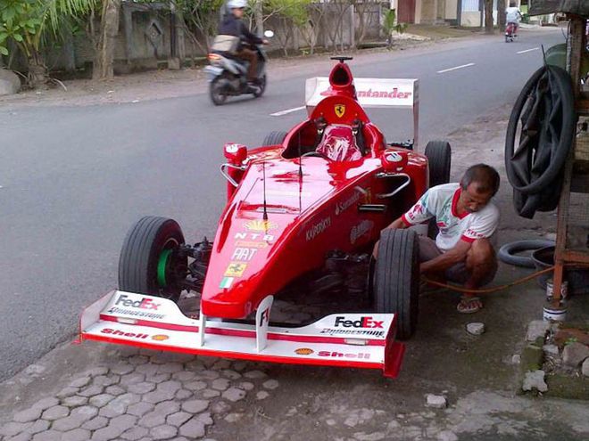 ΤΕΛΕΙΟ fan της Formula 1 κυκλοφορεί με... ρεπλίκα της Ferrari! - Φωτογραφία 1