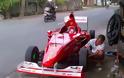 ΤΕΛΕΙΟ fan της Formula 1 κυκλοφορεί με... ρεπλίκα της Ferrari!