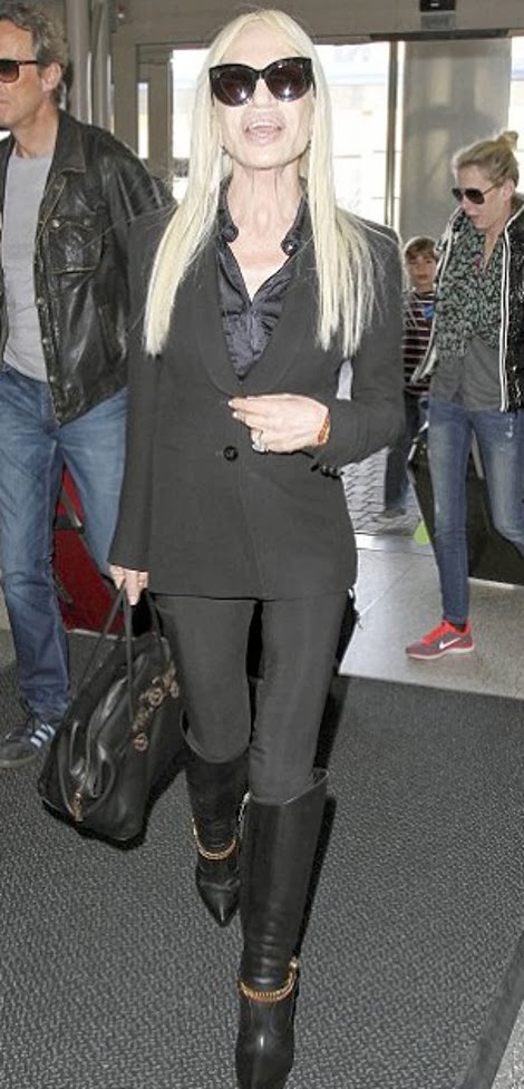 Η φρικιαστική εικόνα της Donatella Versace - Αποστεωμένο σώμα, κοκαλιάρικα πόδια, πεταγμένες φλέβες [photos] - Φωτογραφία 3