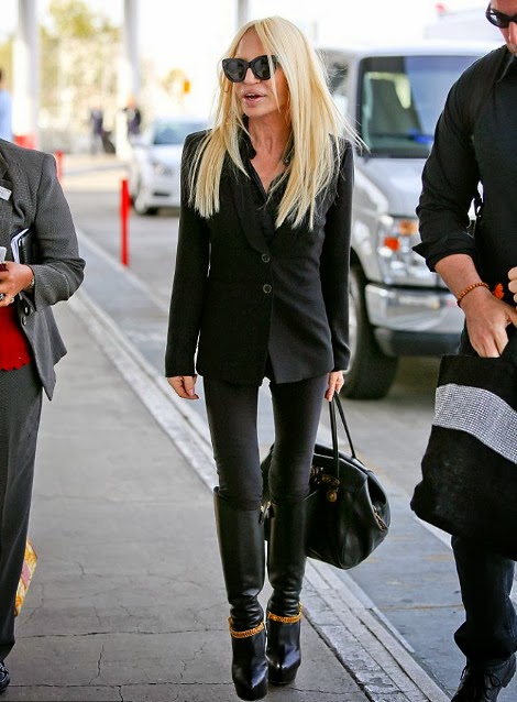 Η φρικιαστική εικόνα της Donatella Versace - Αποστεωμένο σώμα, κοκαλιάρικα πόδια, πεταγμένες φλέβες [photos] - Φωτογραφία 4