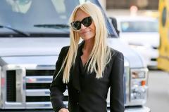 Η φρικιαστική εικόνα της Donatella Versace - Αποστεωμένο σώμα, κοκαλιάρικα πόδια, πεταγμένες φλέβες [photos]