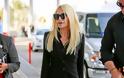 Η φρικιαστική εικόνα της Donatella Versace - Αποστεωμένο σώμα, κοκαλιάρικα πόδια, πεταγμένες φλέβες [photos] - Φωτογραφία 4