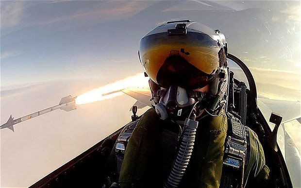 Δειτε την απίστευτη φωτογραφία που τράβηξε πιλότος μεσα στο F16 - Φωτογραφία 1