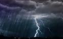 ΣΥΜΒΑΙΝΕΙ ΤΩΡΑ: Ισχυρή καταιγίδα στην Αττική