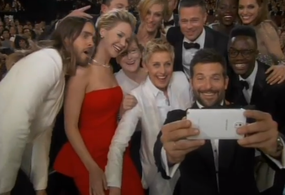 Τι γινόταν πίσω από το διάσημο selfie των Όσκαρ: Ποια διάσημη σταρ πηδούσε για να φανεί, αλλά δεν τα κατάφερε - Φωτογραφία 2