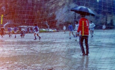 Τοπικό ντέρμπι της Κύμης το 1981... Τερματοφύλακας με ομπρέλα! - Φωτογραφία 1