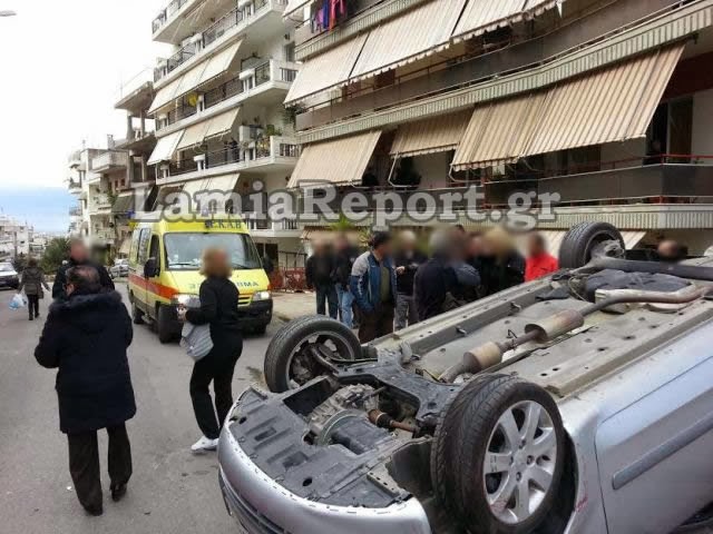 IX ανατράπηκε στο κέντρο της Λαμίας [photos] - Φωτογραφία 5