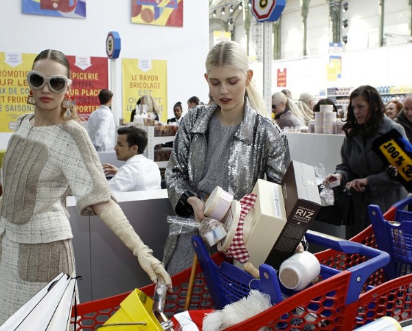 Chanel: Η πασαρέλα μετατράπηκε σε ένα τεράστιο σούπερ μάρκετ. Δες φωτό από το show στην Εβδομάδα Μόδας του Παρισιού! - Φωτογραφία 2