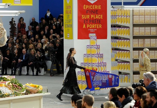 Chanel: Η πασαρέλα μετατράπηκε σε ένα τεράστιο σούπερ μάρκετ. Δες φωτό από το show στην Εβδομάδα Μόδας του Παρισιού! - Φωτογραφία 5