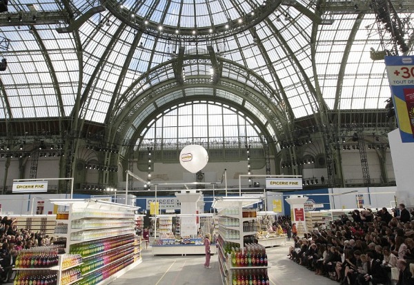 Chanel: Η πασαρέλα μετατράπηκε σε ένα τεράστιο σούπερ μάρκετ. Δες φωτό από το show στην Εβδομάδα Μόδας του Παρισιού! - Φωτογραφία 6
