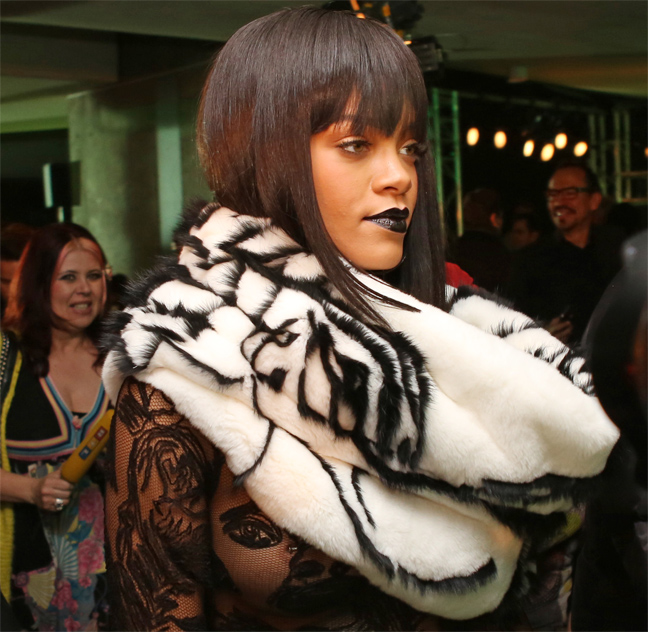 Συνεχίζει τις αποκαλύψεις η Rihanna στο Παρίσι - Φωτογραφία 14