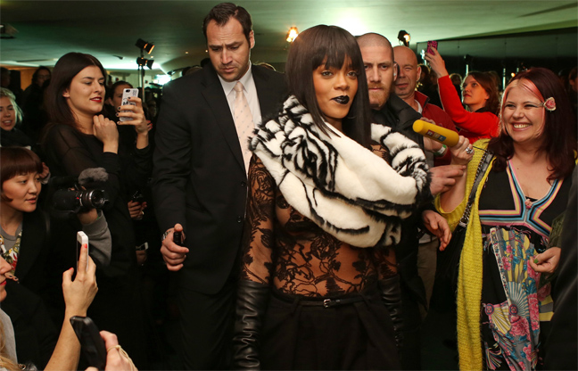 Συνεχίζει τις αποκαλύψεις η Rihanna στο Παρίσι - Φωτογραφία 2