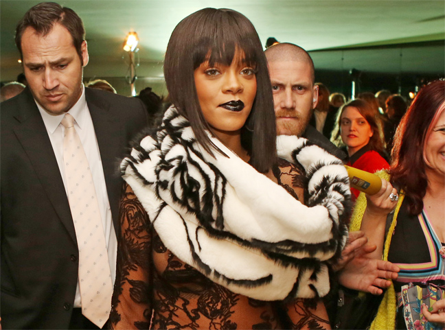 Συνεχίζει τις αποκαλύψεις η Rihanna στο Παρίσι - Φωτογραφία 3