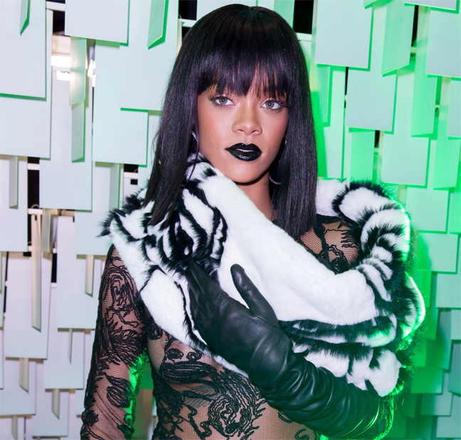 Συνεχίζει τις αποκαλύψεις η Rihanna στο Παρίσι - Φωτογραφία 5