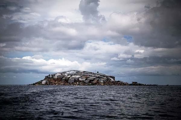 Με την πρώτη ματιά μοιάζει με ένα νησί από σκουπίδια που επιπλέει στον ωκεανό αλλά... [photos] - Φωτογραφία 1