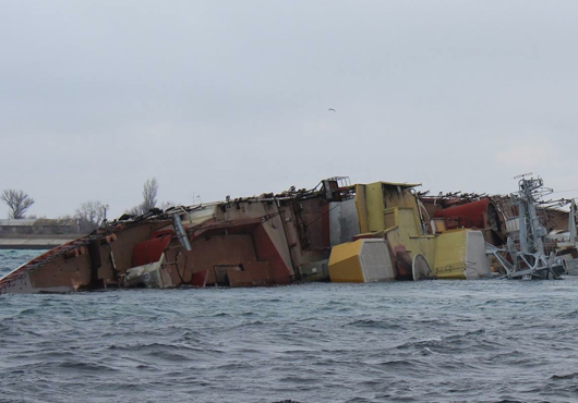 Οι Ρώσοι απέκλεισαν το ουκρανικό Ναυτικό βυθίζοντας πλοίο! - Φωτογραφία 1