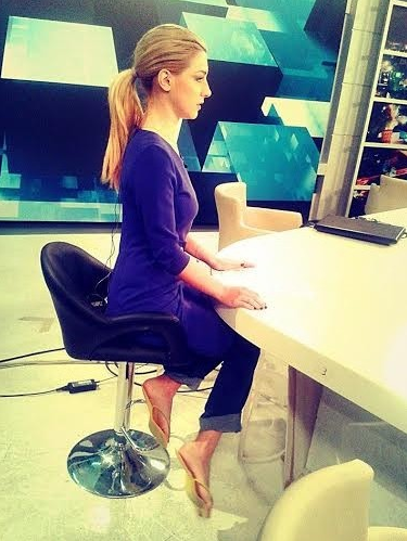 Ελληνίδα παρουσιάστρια σε δελτίο ειδήσεων με… παντόφλες! [photos] - Φωτογραφία 2