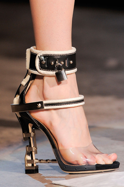 Gucci, Cavalli, Dolce&Gabbana, Prada, Versace: Τα πιο εντυπωσιακά παπούτσια για τη νέα σεζόν, από τους μεγαλύτερους οίκους μόδας! - Φωτογραφία 7