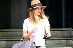 Fashion Basics: Η Rosie Huntington σου δείχνει τον πιο in fashion τρόπο να φορέσεις το κλασσικό, λευκό t-shirt!