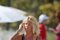 Η Victoria Silvstedt κάνει yoga στην παραλία του Miami