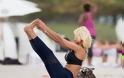 Η Victoria Silvstedt κάνει yoga στην παραλία του Miami - Φωτογραφία 2