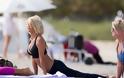 Η Victoria Silvstedt κάνει yoga στην παραλία του Miami - Φωτογραφία 8