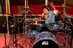 ΒΙΝΤΕΟ-Ντράμερ χωρίς χέρια… τα σπάει